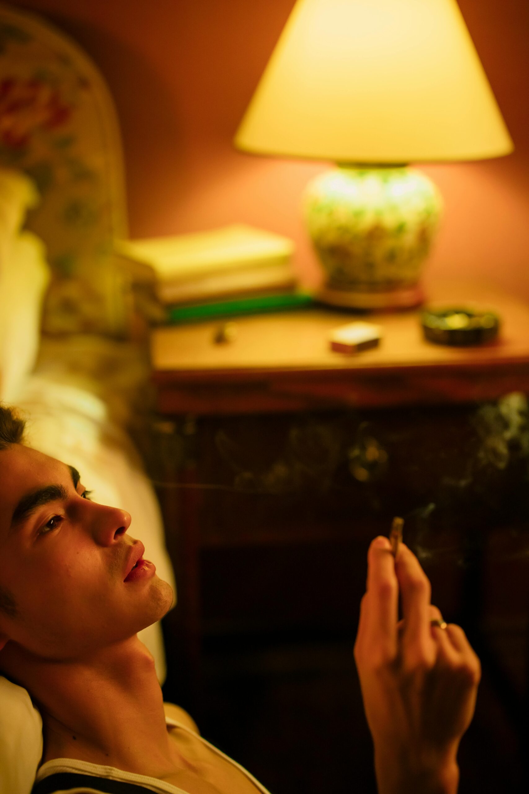 muž kouřící balenou cigaretu